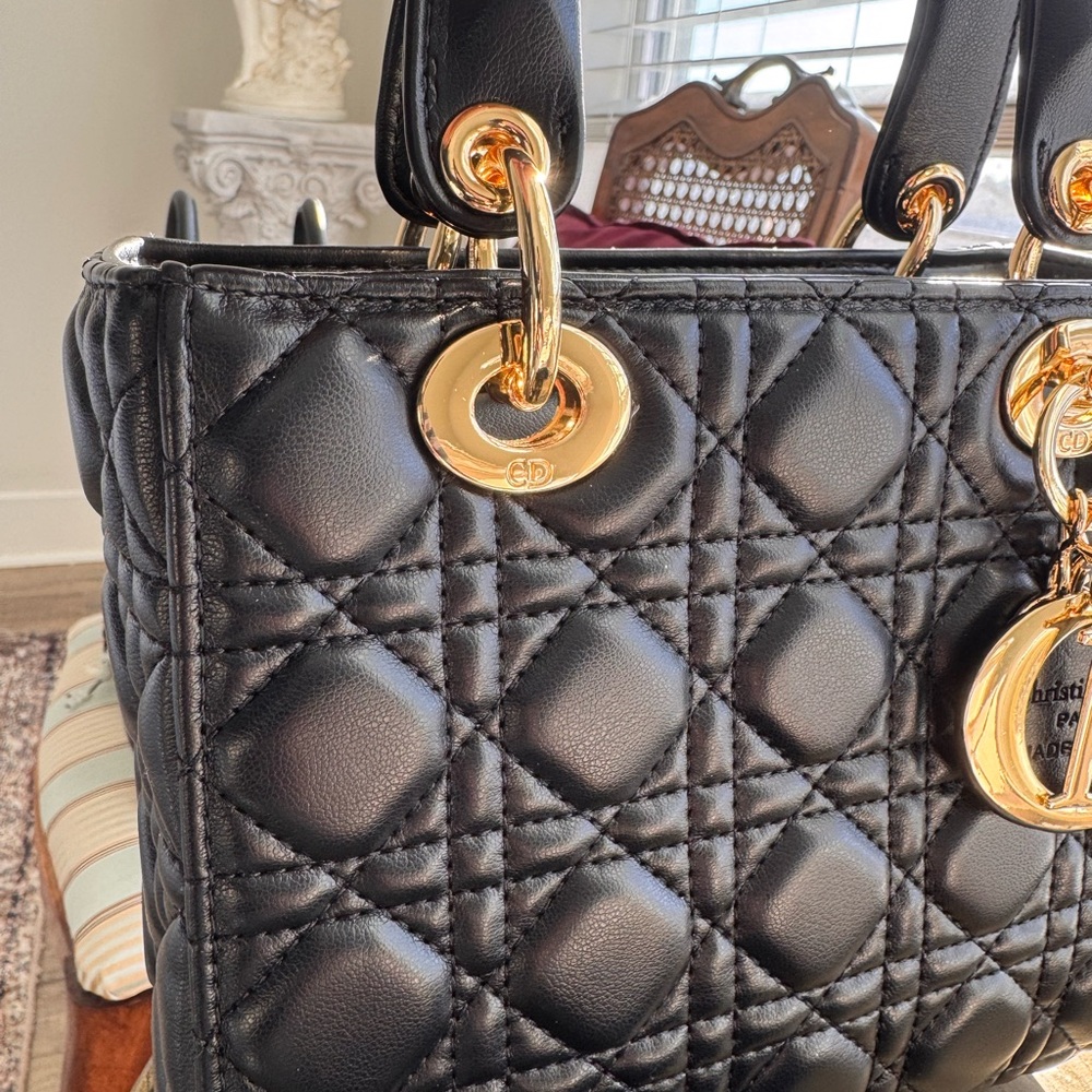 Elegant Black Quilted Shoulder Bag with Gold Accents - Picture 2 of 3